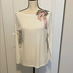 NWT HEM & THREAD LONG SLEEVE WHITE BLOUSE WITH PINK BOW SHOULDER ACCENT. SIZE SM